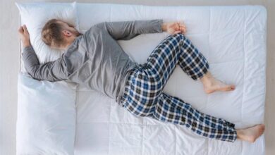 النوم على البطن: هل هو صحي أم يشكل خطرا على الجسم؟